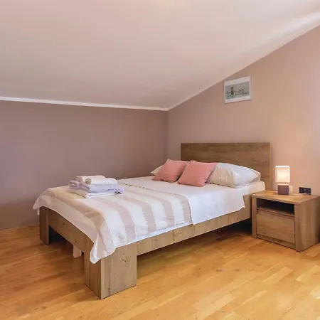 4 Bedroom Nice Apartment In Pula Apartment