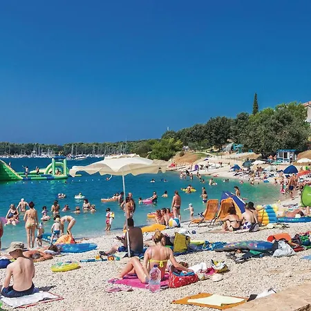 4 Bedroom Nice Apartment In Pula *