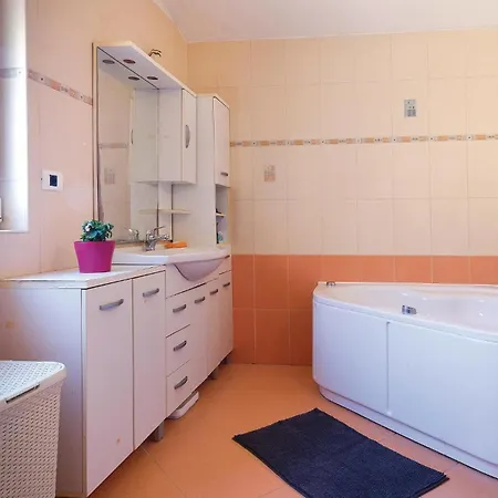 4 Bedroom Nice Apartment In Pula Apartment *