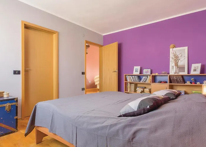 Appartement Awesome In With Wifi Pula