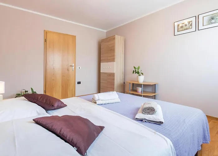 Appartement Awesome In With Wifi Pula