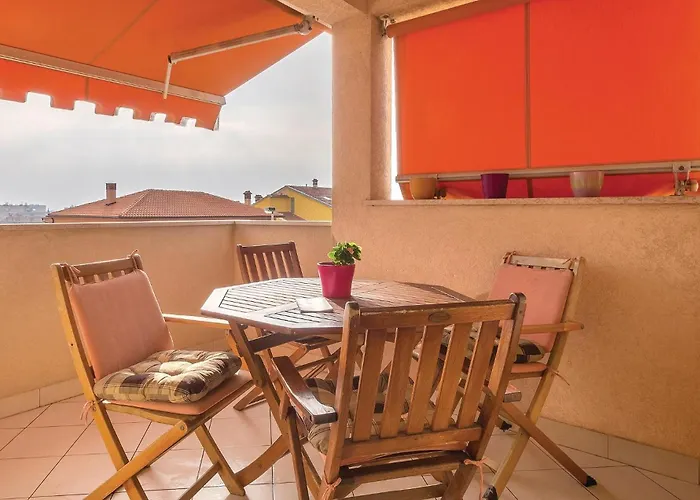 Appartement Awesome In With Wifi Pula